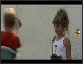 دلایل زیادی برای شادی در خانواده Pečenković ، ساکن یک روستای Preljina نزدیک چاژاک وجود دارد. انرژی که توسط دو مجموعه دوقلوی آنها به آنها داده می شود ، آنها را در طول زندگی هدایت می کند. بزرگترها از زندگی خود در کنار کودکانی لذت می برند که شوخی و ماجراهای آنها جایی برای یکنواختی باقی نمی گذارد. کودکان عشق می آورند. آنها زینت جهان هستند. این فیلم در چاچاک در چارچوب دهمین تعامل پردیس فیلم دانشجویان بین المللی فیلمبرداری شده است.