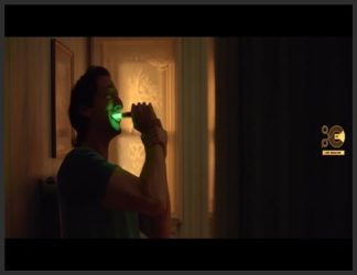 تصویری از یک مرد که با مسواک چراغ دار دندان هایش را مسواک میزند