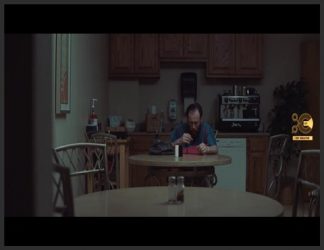 تصویر مردی در آشپزخانه در حال خوردن غذا