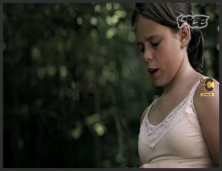 تصویری از یک کودک دختر با لباس تاپ در جنگل