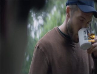 تصویری از یک مرد در حال نوشیدن قهوه در جنگل