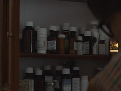 تصویری از یک قفسه پر از دارو و کمکل